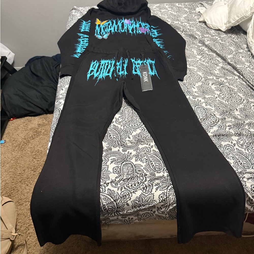 KDNK SET. Flared joggers and hoodie. Size large.